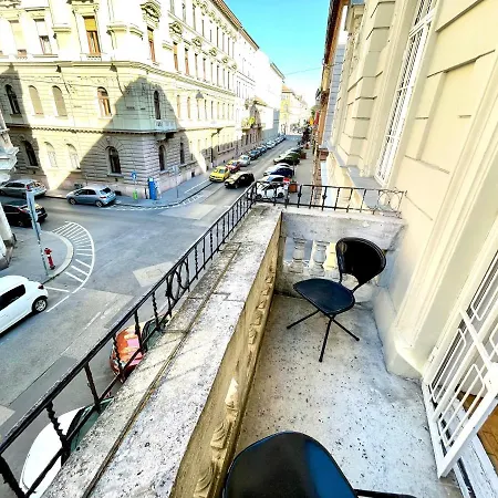 Апартаменты Central Vintage Residency - Balcony & Ac