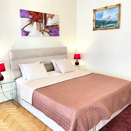 Апартаменты Central Vintage Residency - Balcony & Ac